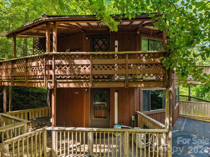355 Sunset Drive, Asheville, NC 28804.  MLS# CAR4361101, YatesRealty ID 23517. 