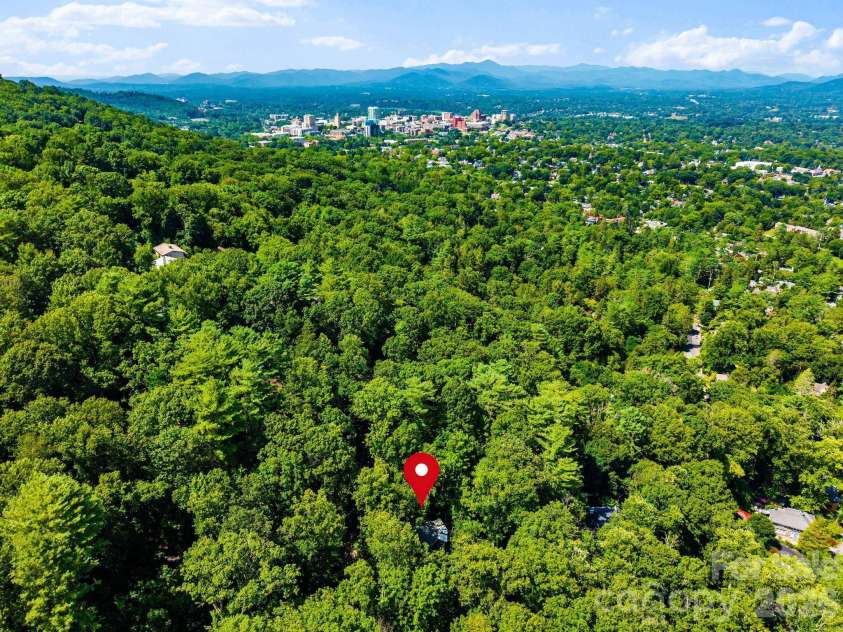 355 Sunset Drive, Asheville, NC 28804.  MLS# CAR4361101, YatesRealty ID 23517. 