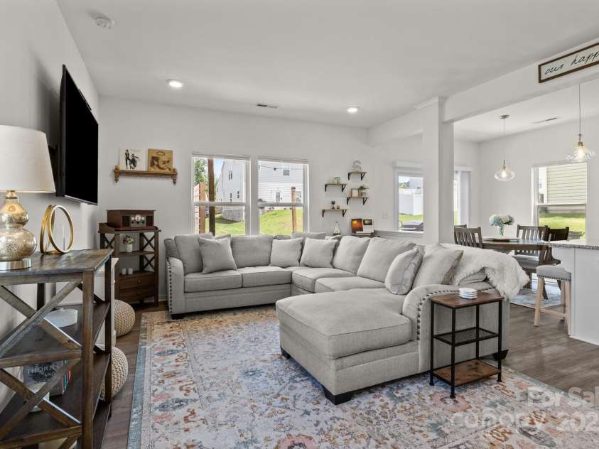 1207 Skyflower Way, Charlotte, NC 28214.  MLS# CAR4269220, YatesRealty ID 23518. Gorgeous open layout