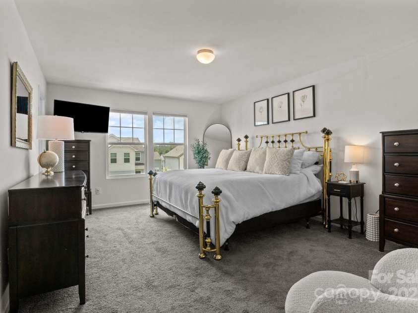 1207 Skyflower Way, Charlotte, NC 28214.  MLS# CAR4269220, YatesRealty ID 23518. Large Primary Suite