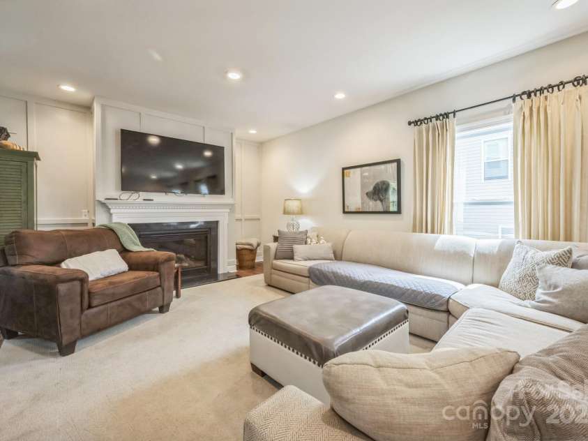 274 Old Bristol Road, Boone, NC 28607.  MLS# CAR4255552, YatesRealty ID 23520. Family Room