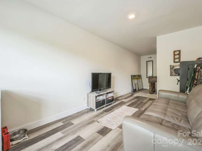 274 Old Bristol Road, Boone, NC 28607.  MLS# CAR4255552, YatesRealty ID 23520. Living Room/Family Room combo