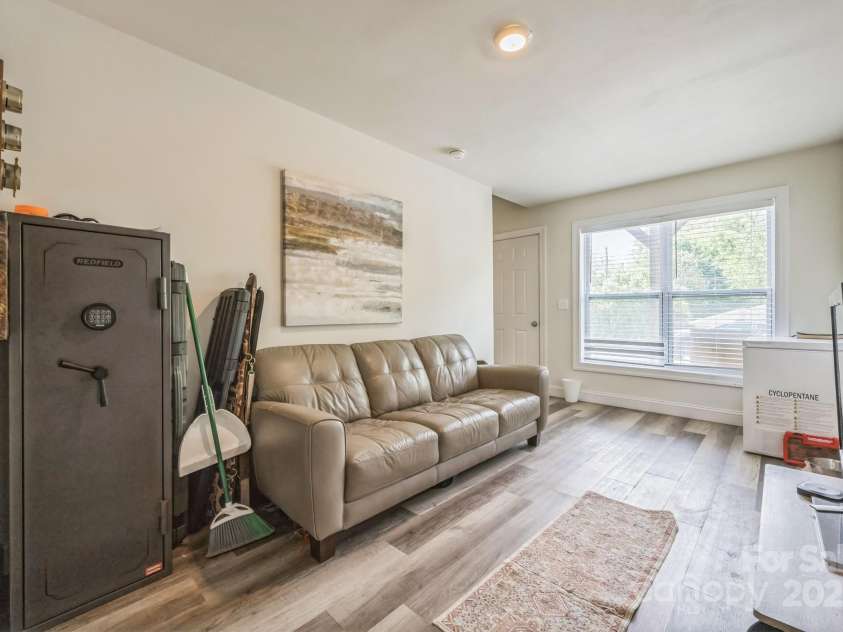 274 Old Bristol Road, Boone, NC 28607.  MLS# CAR4255552, YatesRealty ID 23520. Living Room/Family Room combo