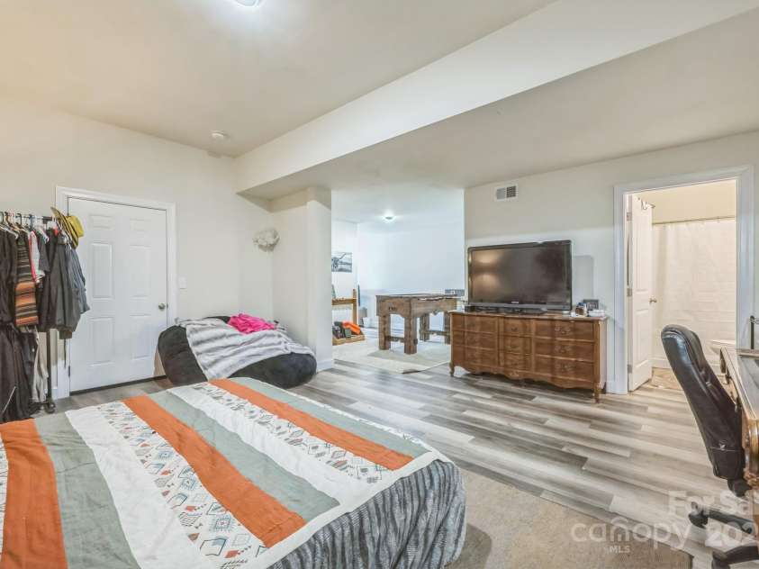 274 Old Bristol Road, Boone, NC 28607.  MLS# CAR4255552, YatesRealty ID 23520. Living Room/Family Room combo