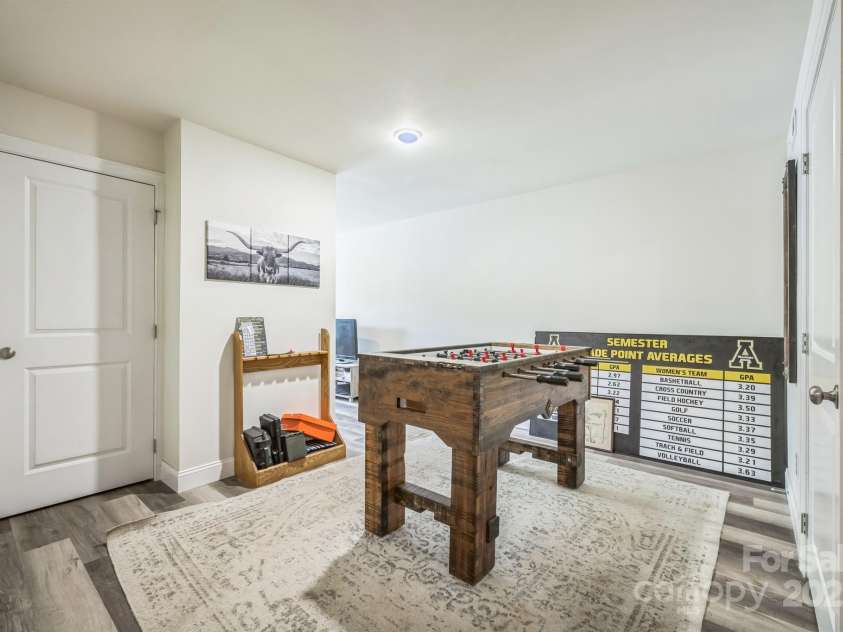 274 Old Bristol Road, Boone, NC 28607.  MLS# CAR4255552, YatesRealty ID 23520. Living Room/Family Room combo