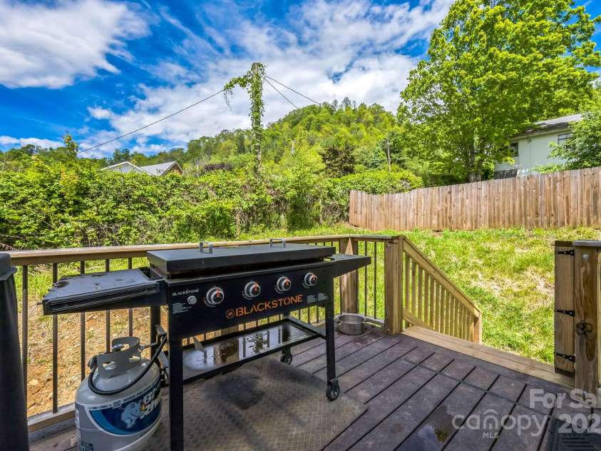 274 Old Bristol Road, Boone, NC 28607.  MLS# CAR4255552, YatesRealty ID 23520. Side Deck