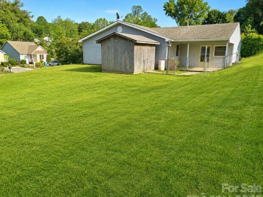 20 Mount Carmel Drive, Asheville, NC 28806.  MLS# CAR4363655, YatesRealty ID 23521. 