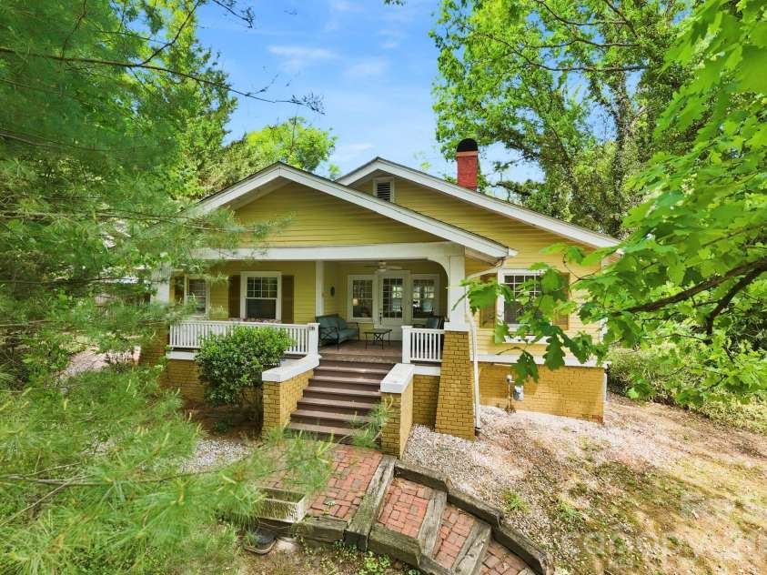 662 Biltmore Avenue, Asheville, NC 28803.  MLS# CAR4375628, YatesRealty ID 23522. 