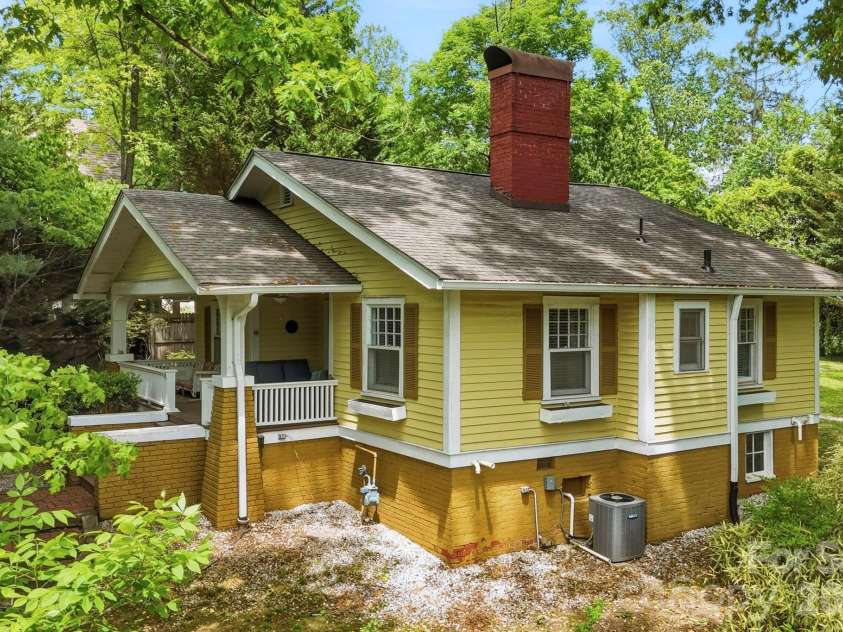 662 Biltmore Avenue, Asheville, NC 28803.  MLS# CAR4375628, YatesRealty ID 23522. 