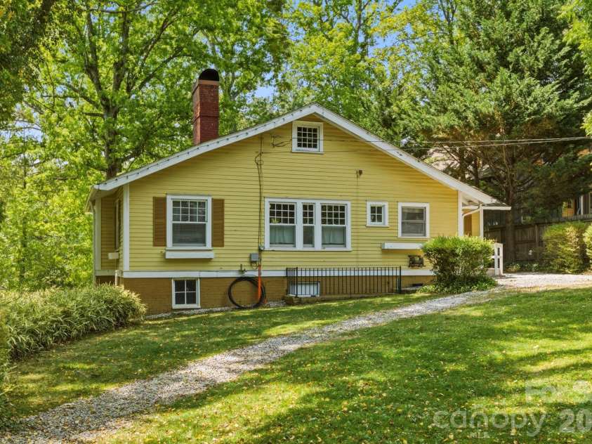 662 Biltmore Avenue, Asheville, NC 28803.  MLS# CAR4375628, YatesRealty ID 23522. 