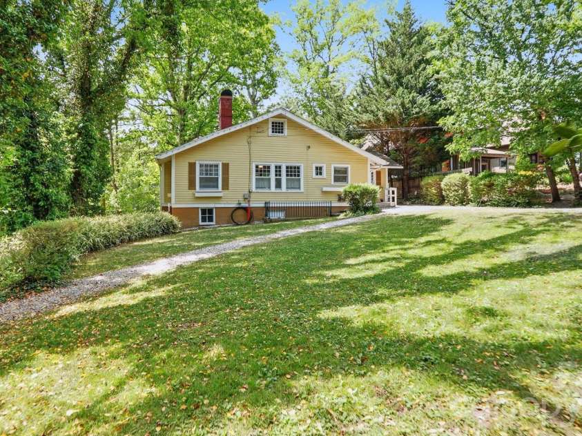 662 Biltmore Avenue, Asheville, NC 28803.  MLS# CAR4375628, YatesRealty ID 23522. 