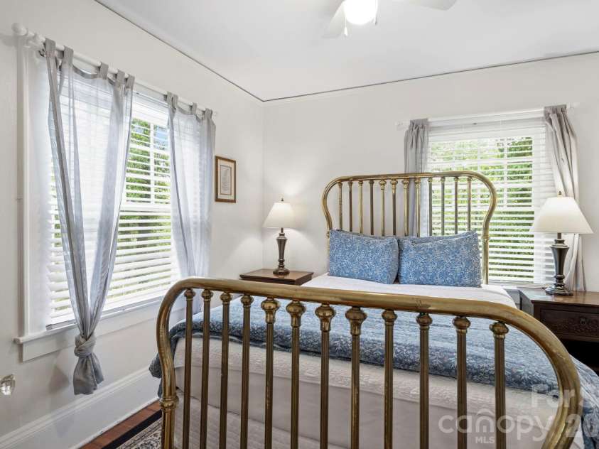 662 Biltmore Avenue, Asheville, NC 28803.  MLS# CAR4375628, YatesRealty ID 23522. 