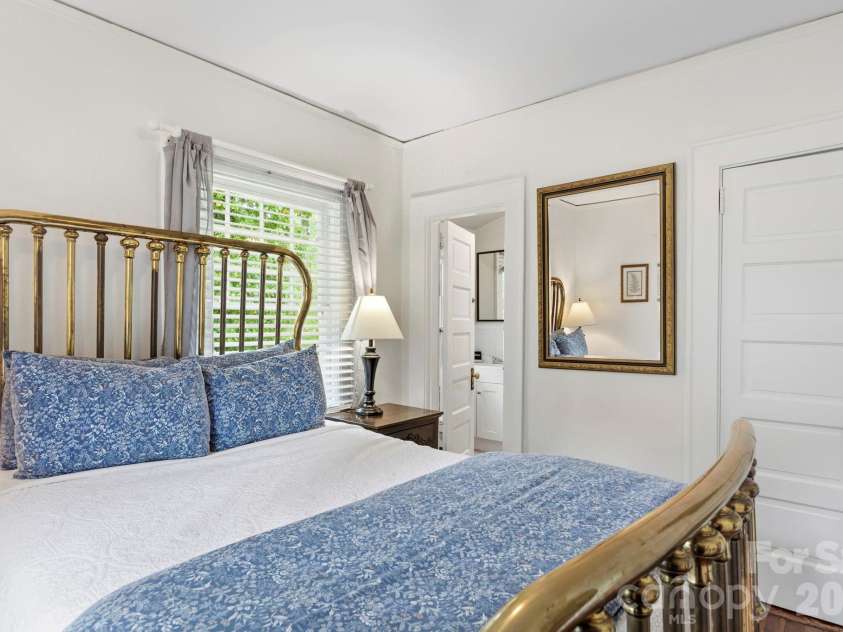 662 Biltmore Avenue, Asheville, NC 28803.  MLS# CAR4375628, YatesRealty ID 23522. 