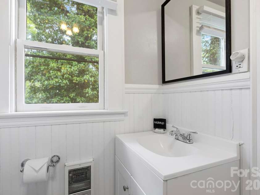 662 Biltmore Avenue, Asheville, NC 28803.  MLS# CAR4375628, YatesRealty ID 23522. 