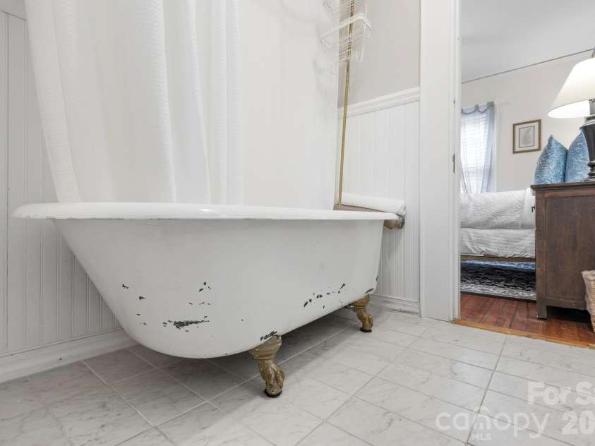 662 Biltmore Avenue, Asheville, NC 28803.  MLS# CAR4375628, YatesRealty ID 23522. 