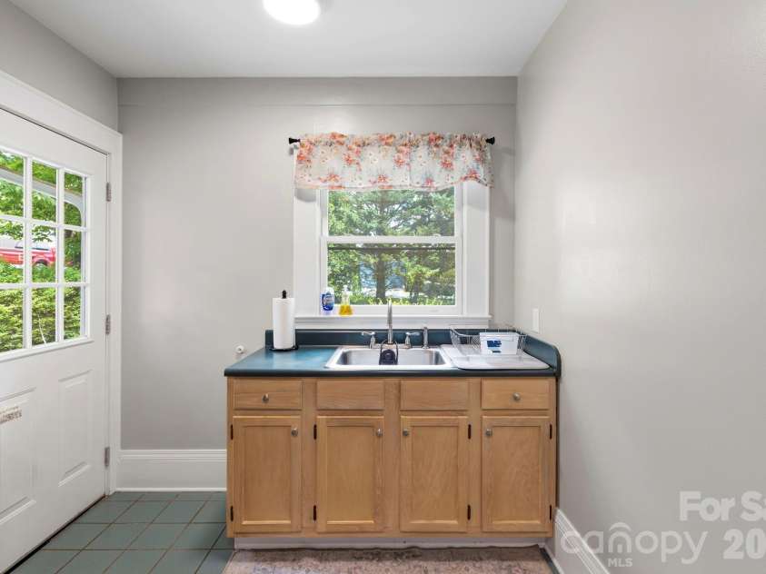 662 Biltmore Avenue, Asheville, NC 28803.  MLS# CAR4375628, YatesRealty ID 23522. 