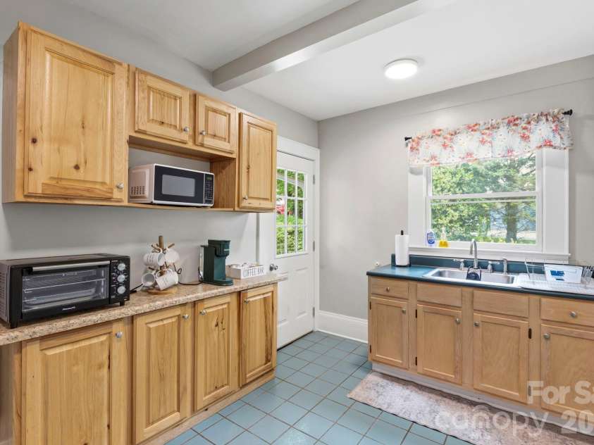 662 Biltmore Avenue, Asheville, NC 28803.  MLS# CAR4375628, YatesRealty ID 23522. 