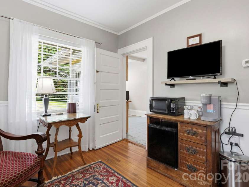 662 Biltmore Avenue, Asheville, NC 28803.  MLS# CAR4375628, YatesRealty ID 23522. 
