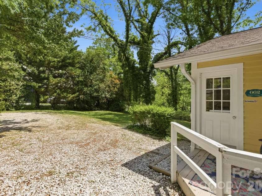 662 Biltmore Avenue, Asheville, NC 28803.  MLS# CAR4375628, YatesRealty ID 23522. 