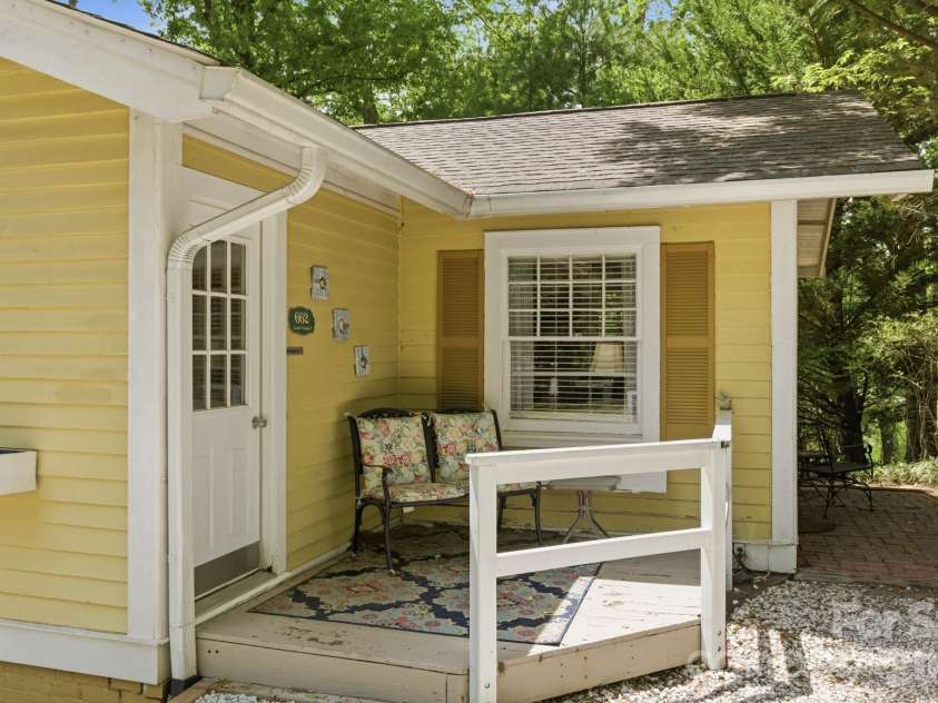 662 Biltmore Avenue, Asheville, NC 28803.  MLS# CAR4375628, YatesRealty ID 23522. 