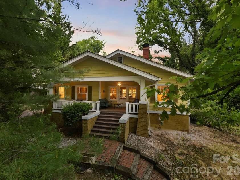 662 Biltmore Avenue, Asheville, NC 28803.  MLS# CAR4375628, YatesRealty ID 23522. 