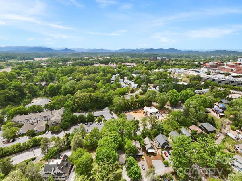 662 Biltmore Avenue, Asheville, NC 28803.  MLS# CAR4375628, YatesRealty ID 23522. 