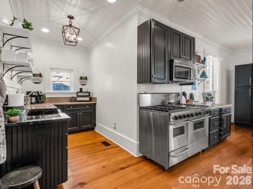 219 Stoney Mountain Road, Hendersonville, NC 28791.  MLS# CAR4389970, YatesRealty ID 23523. 
