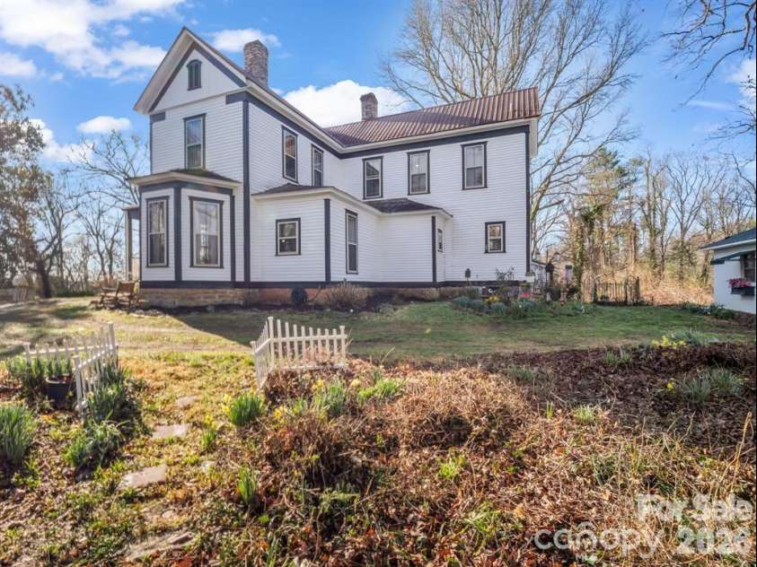 219 Stoney Mountain Road, Hendersonville, NC 28791.  MLS# CAR4389970, YatesRealty ID 23523. 