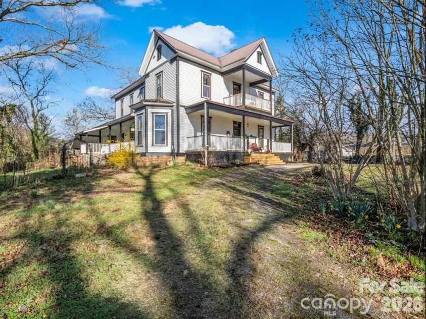 219 Stoney Mountain Road, Hendersonville, NC 28791.  MLS# CAR4389970, YatesRealty ID 23523. 