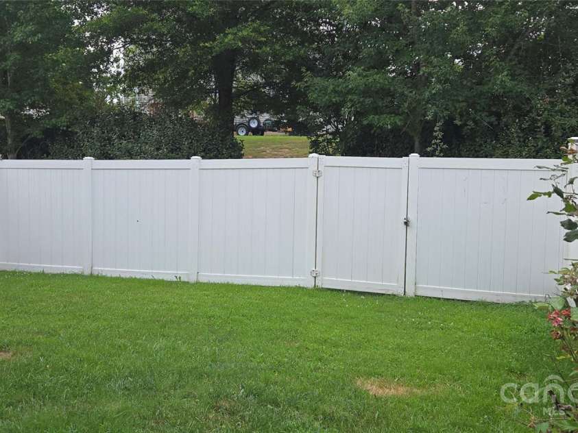 162 Autumn Falls Drive, Lake Wylie, SC 29710.  MLS# CAR4276437, YatesRealty ID 23525. 