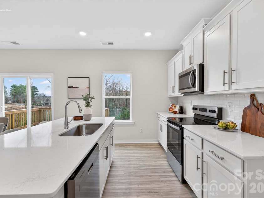 608 17th Avenue Drive, Hickory, NC 28601.  MLS# CAR4383736, YatesRealty ID 23526. 