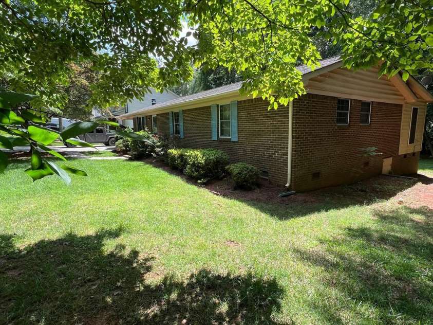 2300 Lakeview Circle, Matthews, NC 28105.  MLS# CAR4273429, YatesRealty ID 23527. 