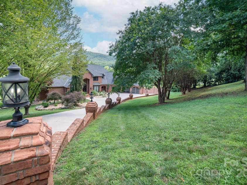 2770 Lakeview Drive, Lenoir, NC 28645.  MLS# CAR4274272, YatesRealty ID 2353. 