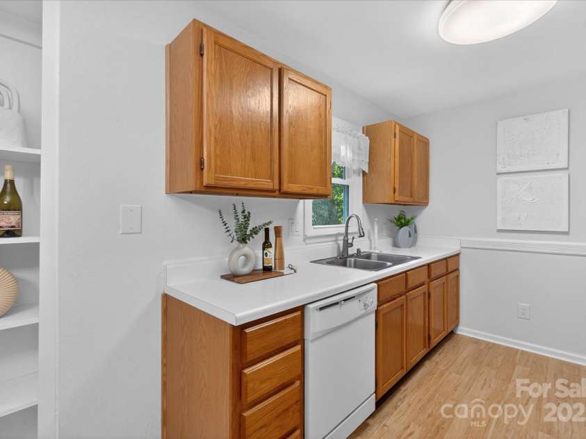 430 Queens Road, Charlotte, NC 28207.  MLS# CAR4303126, YatesRealty ID 2353. 