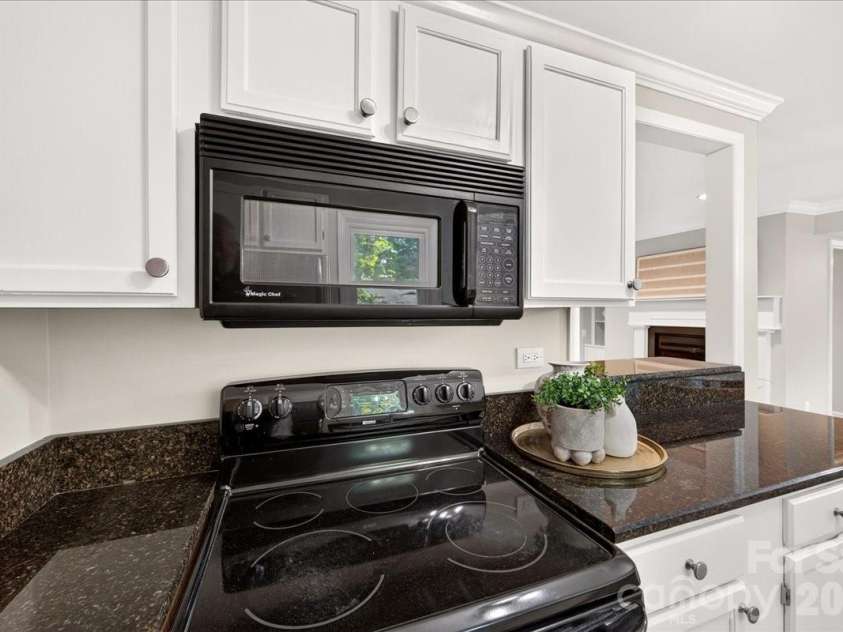 430 Queens Road, Charlotte, NC 28207.  MLS# CAR4347540, YatesRealty ID 2353. 