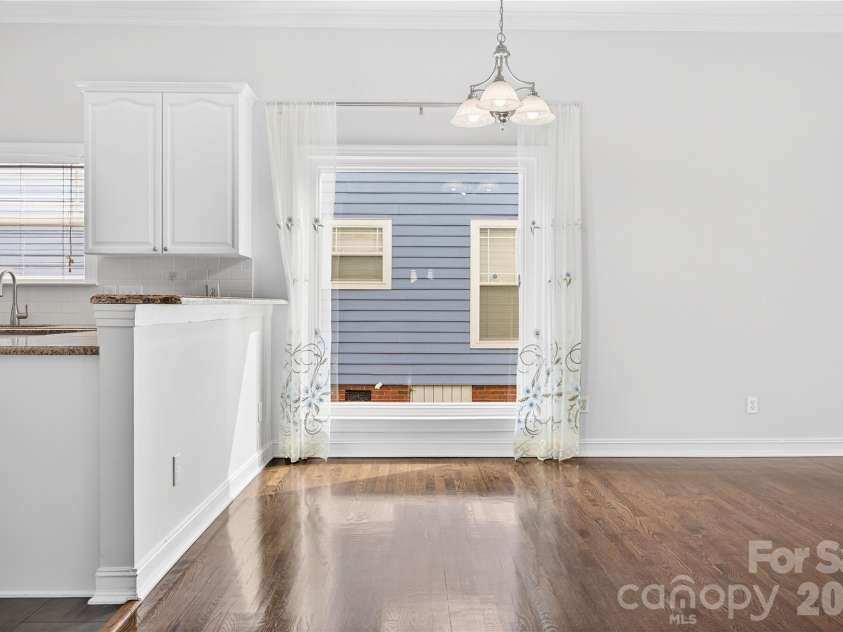 20314 Colony Point Lane, Cornelius, NC 28031.  MLS# CAR4307478, YatesRealty ID 23530. Eat-in-Kitchen w/ Breakfast Bar
