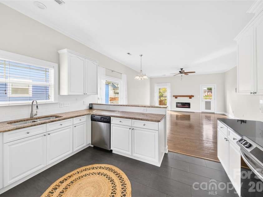 20314 Colony Point Lane, Cornelius, NC 28031.  MLS# CAR4307478, YatesRealty ID 23530. Kitchen 