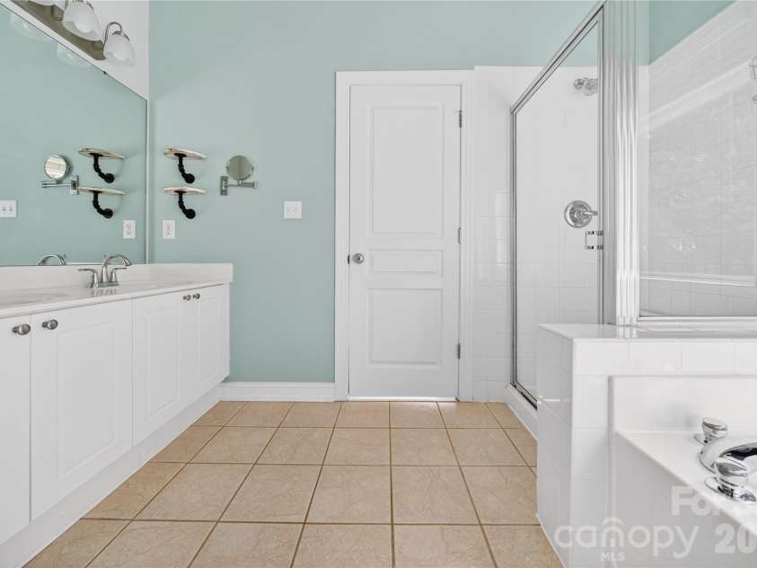 20314 Colony Point Lane, Cornelius, NC 28031.  MLS# CAR4307478, YatesRealty ID 23530. Primary Bathroom