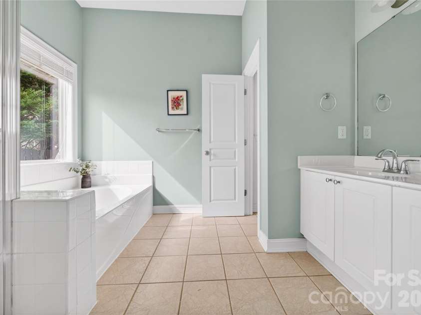 20314 Colony Point Lane, Cornelius, NC 28031.  MLS# CAR4307478, YatesRealty ID 23530. Primary Bathroom w/ water closet