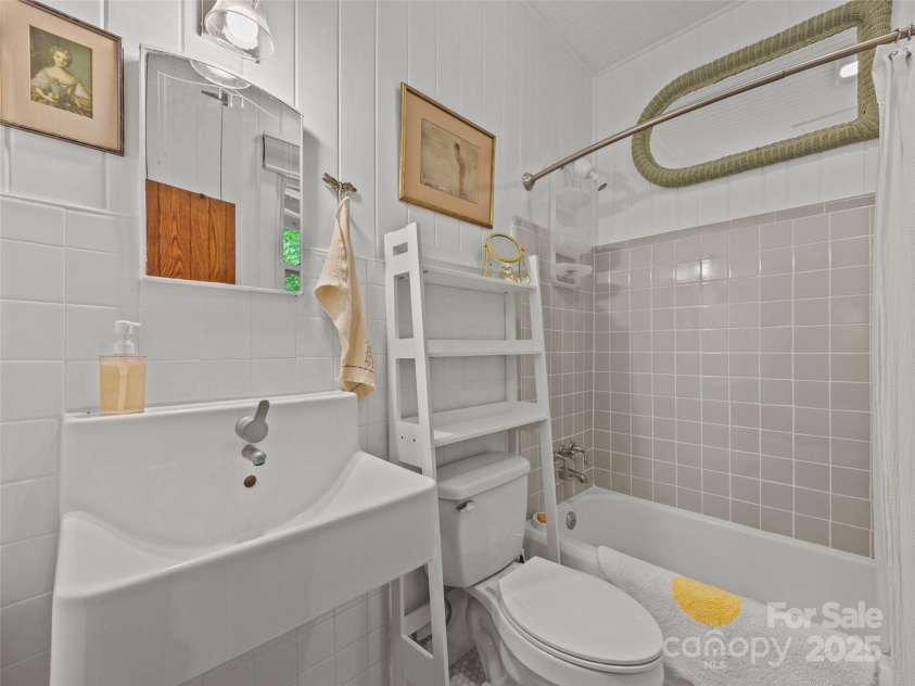 23 Leatherwood Lane, Hendersonville, NC 28739.  MLS# CAR4264138, YatesRealty ID 23530. 