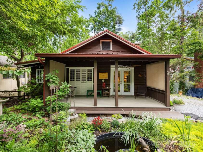 23 Leatherwood Lane, Hendersonville, NC 28739.  MLS# CAR4264138, YatesRealty ID 23530. 