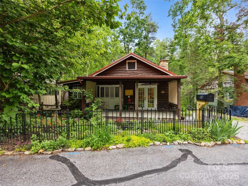 23 Leatherwood Lane, Hendersonville, NC 28739.  MLS# CAR4264138, YatesRealty ID 23530. 