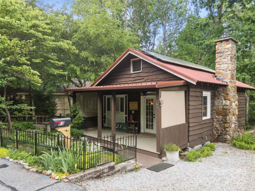 23 Leatherwood Lane, Hendersonville, NC 28739.  MLS# CAR4264138, YatesRealty ID 23530. 