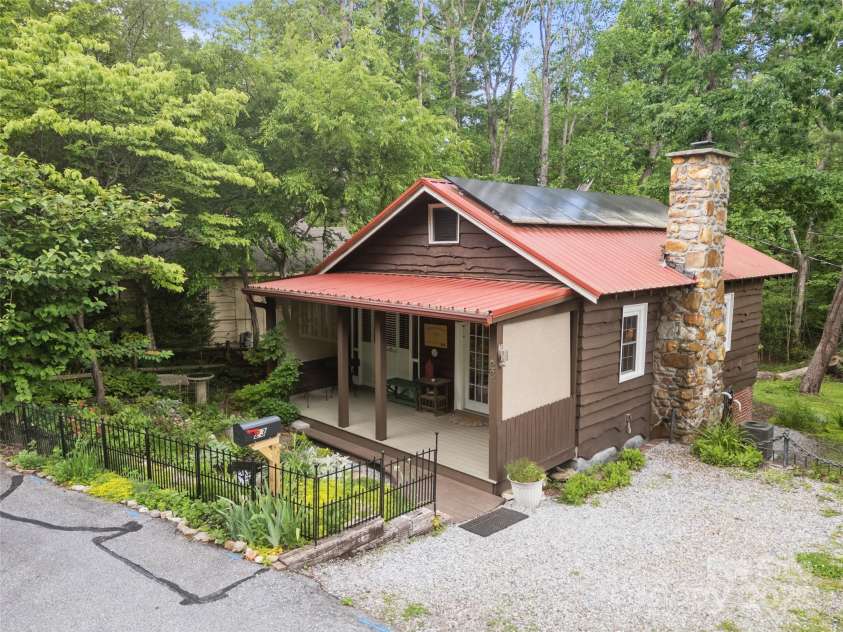 23 Leatherwood Lane, Hendersonville, NC 28739.  MLS# CAR4264138, YatesRealty ID 23530. 