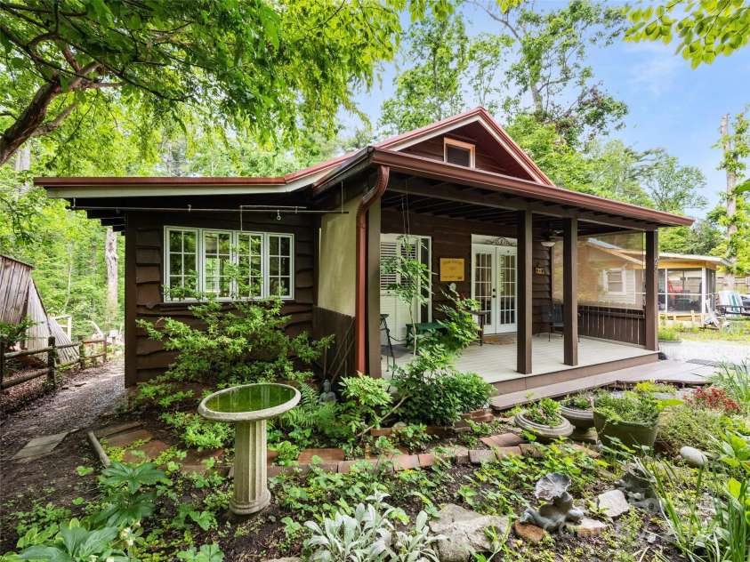 23 Leatherwood Lane, Hendersonville, NC 28739.  MLS# CAR4264138, YatesRealty ID 23530. 