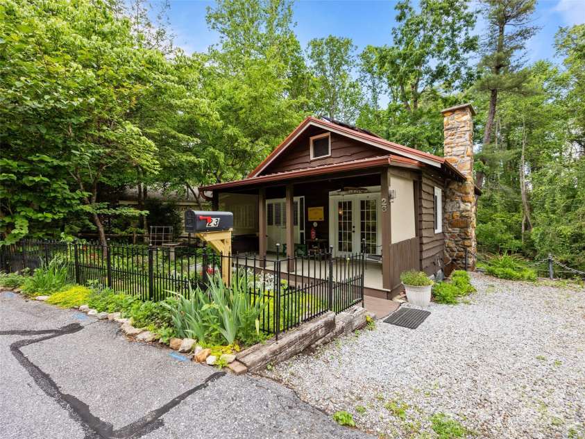 23 Leatherwood Lane, Hendersonville, NC 28739.  MLS# CAR4264138, YatesRealty ID 23530. 