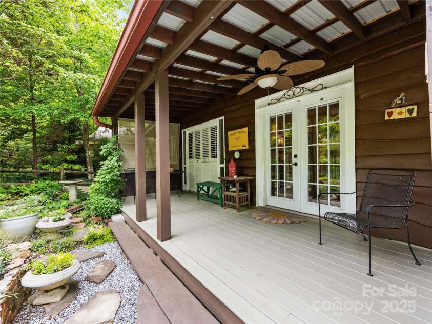 23 Leatherwood Lane, Hendersonville, NC 28739.  MLS# CAR4264138, YatesRealty ID 23530. 