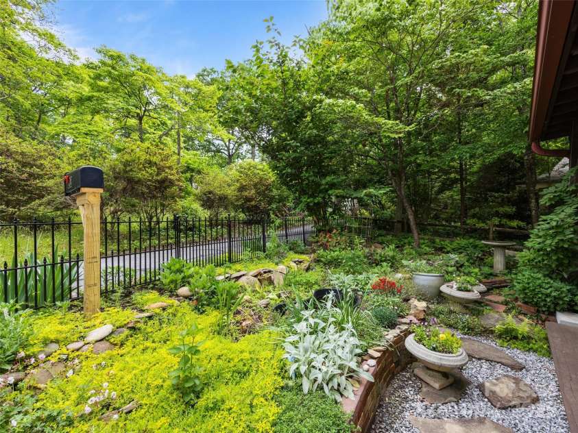 23 Leatherwood Lane, Hendersonville, NC 28739.  MLS# CAR4264138, YatesRealty ID 23530. 