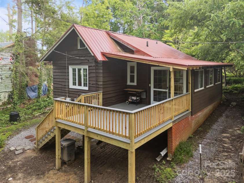 23 Leatherwood Lane, Hendersonville, NC 28739.  MLS# CAR4264138, YatesRealty ID 23530. 