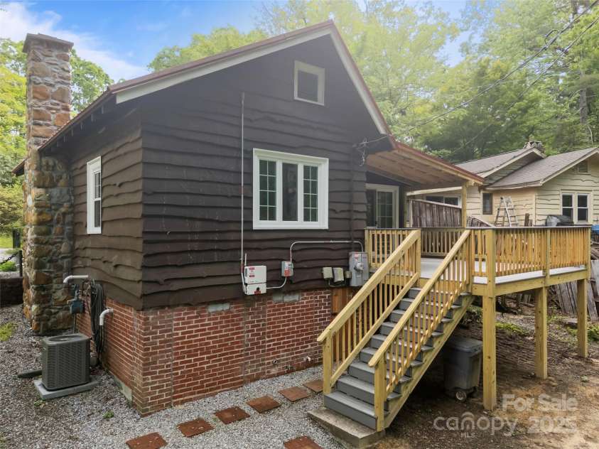 23 Leatherwood Lane, Hendersonville, NC 28739.  MLS# CAR4264138, YatesRealty ID 23530. 